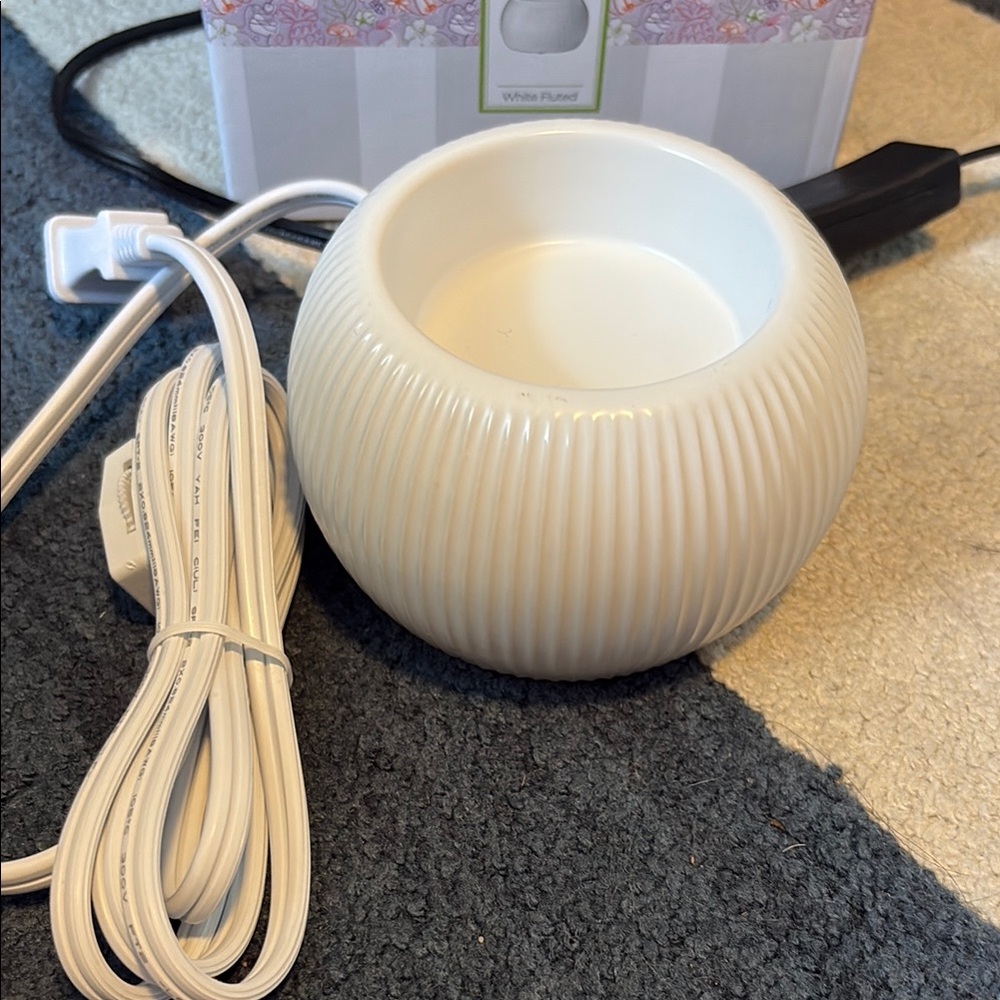 NIB Scentsy warmer White Fluted